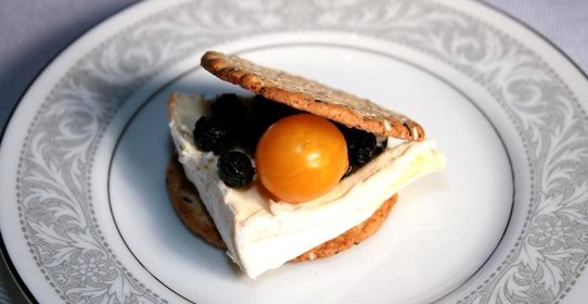 Сырный крекер с черникой и помидором