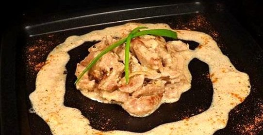 Свинина тушеная в сметане