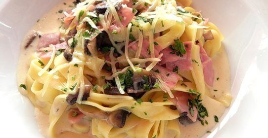 Феттучини с ветчиной и грибами в сливочном соусе