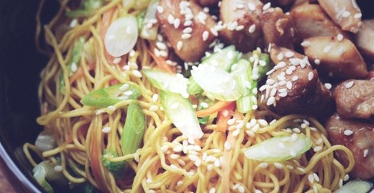 Яичная лапша с курицей и сладким перцем по‑азиатски