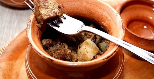 Картофель в горшочках со свининой