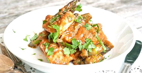 Курица со спаржей и кокосово-арахисовым соусом