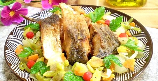 Жареная рыба с овощами