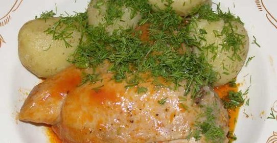 Цыпленок, тушеный в томатном соусе с отварным картофелем