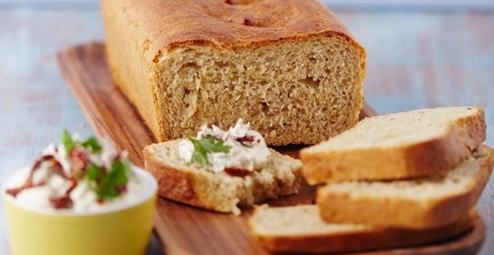 Хлеб с пастернаком, сыром и шалфеем