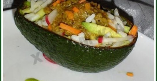 Рисово-овощной салат с соусом из авокадо