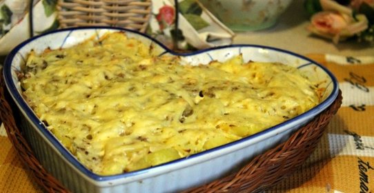 Картофельная запеканка с варено-копченым куриным рулетом и сыром