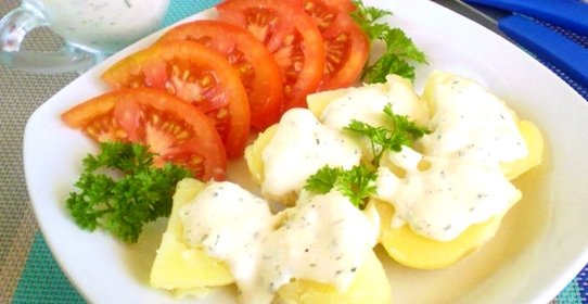 Картофель под чесночно-сырным соусом