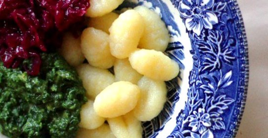 Картофельные клецки с соусом из шпината