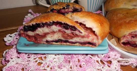 Пирог-плетёнка с ягодным ассорти