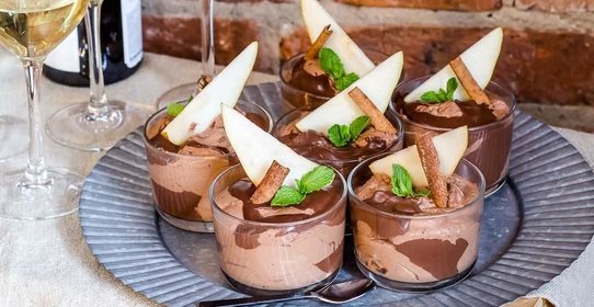 Шоколадный мусс с грушей и корицей