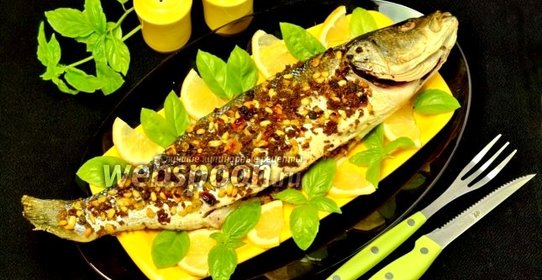 Сибас, запечённый с кедровыми орехами и хлебными крошками