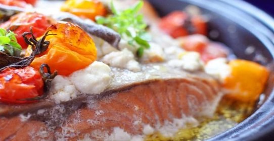 Рыба с помидорами, фетой и базиликом в тажине