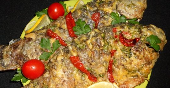 Караси запеченные под сыром и сметаной