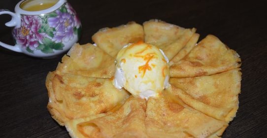 Апельсиновые блинчики с апельсиновым соусом и домашним мороженым