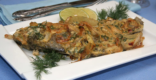Запеченые караси с луком