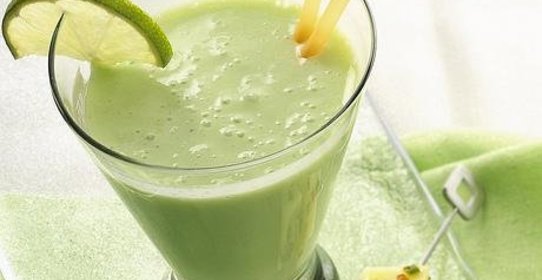 Коктейль из замороженного йогурта с лаймом и бананом