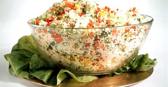 Летний разноцветный салат с кускусом и красными перцами