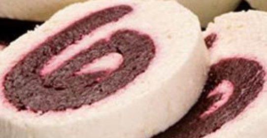 Рулет из творога с вишневой начинкой