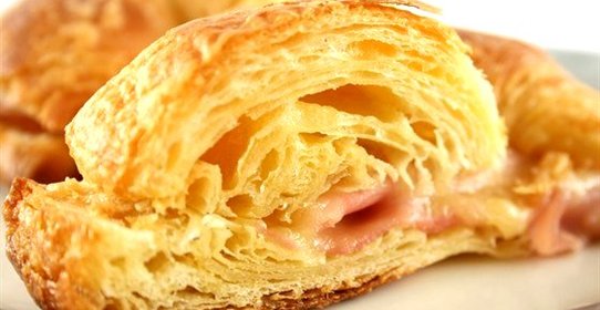 Маленькие слоеные пирожки с ветчиной