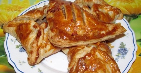 Слоеные пирожки с мясом