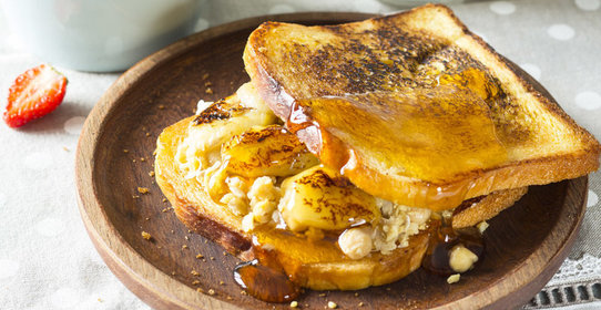 Тост с арахисовым маслом, жареными бананами и пастой из нута