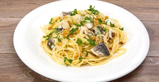 Спагетти с сибасом, изюмом и кедровыми орешками