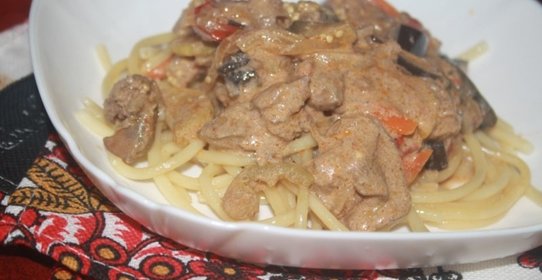 Куриная печень с овощами в сметанном соусе