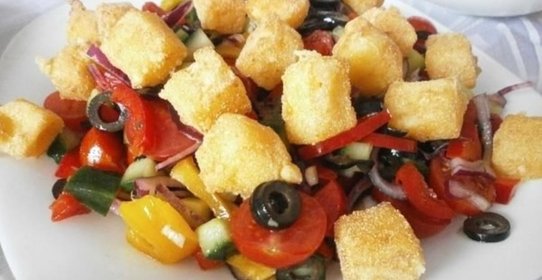 Греческий салат с жареным сыром