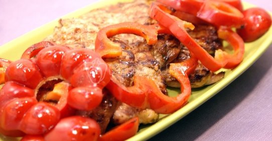 Пестрый салат с овощами, окороком и пастой