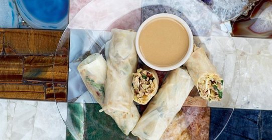 Рисовые блинчики с цесаркой и арахисовым соусом