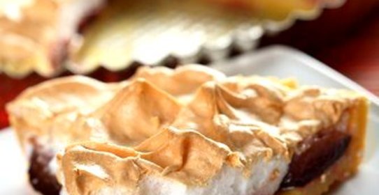 Сливовый пирог с безе