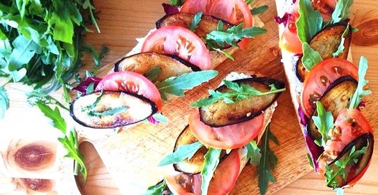 Багет с овощами, творожным сыром и рукколой