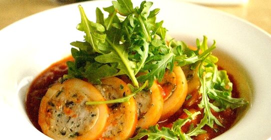 Кальмары, фаршированные курицей и грибами