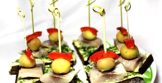 Закуска из черного хлеба с сельдью