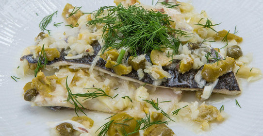 Дорада, запеченная с оливками и каперсами
