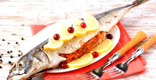 Скумбрия, запечённая в фольге с морковью и луком