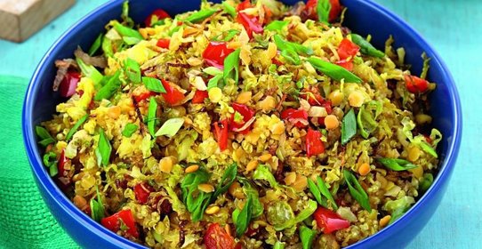 Салат из киноа и чечевицы с брюссельской капустой