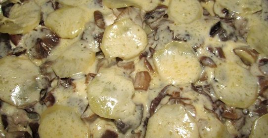 Запеченная картошка и свинина с грибами