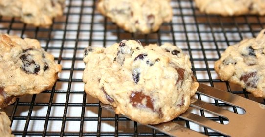 Овсяное печенье с вишней и медом