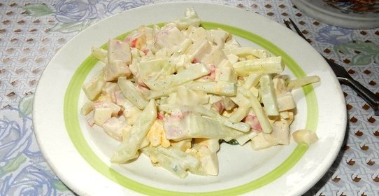 Салат из крабового мяса яиц и огурцов