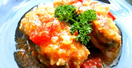 Рыба тушеная с помидорами
