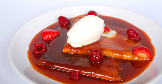 Блинчики в карамельно-цитрусовом соусе с клубникой