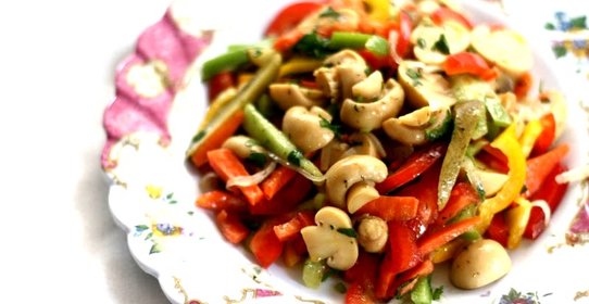 Салат с шампиньонами консервированными