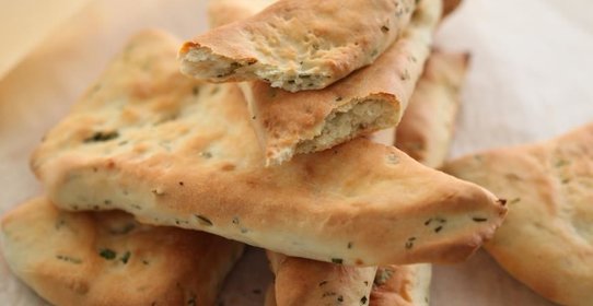 Сметанные лепешки с чесноком