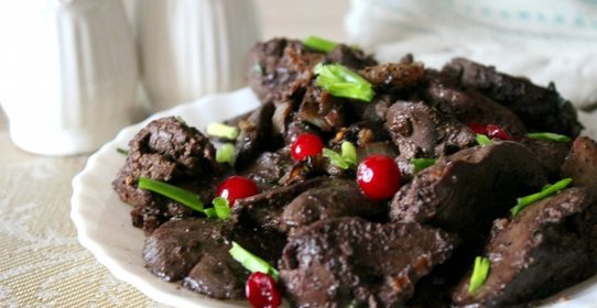 Куриная печень с луком и грецкими орехами