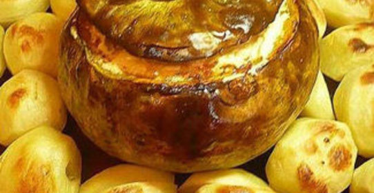 Тыква, фаршированная мясом и грибами с печеной картошкой