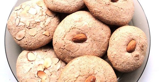 Тягучее миндальное печенье с абрикосовыми косточками