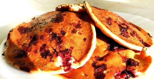 Овсяные оладьи с черной смородиной