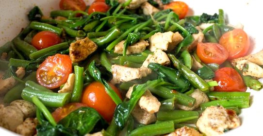 Курица с фасолью, шпинатом и помидорами